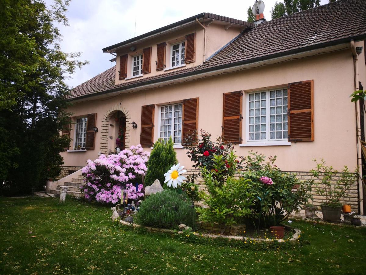 Au Jardin Fleuri Bed and Breakfast Secondigny Εξωτερικό φωτογραφία